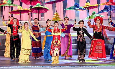 Trình diễn trang phục truyền thống các dân tộc thiểu số Việt Nam khu vực phía Bắc