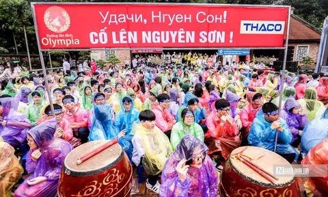 Học sinh Hà Nội đội mưa cổ vũ "các nhà leo núi" chung kết Olympia 2022